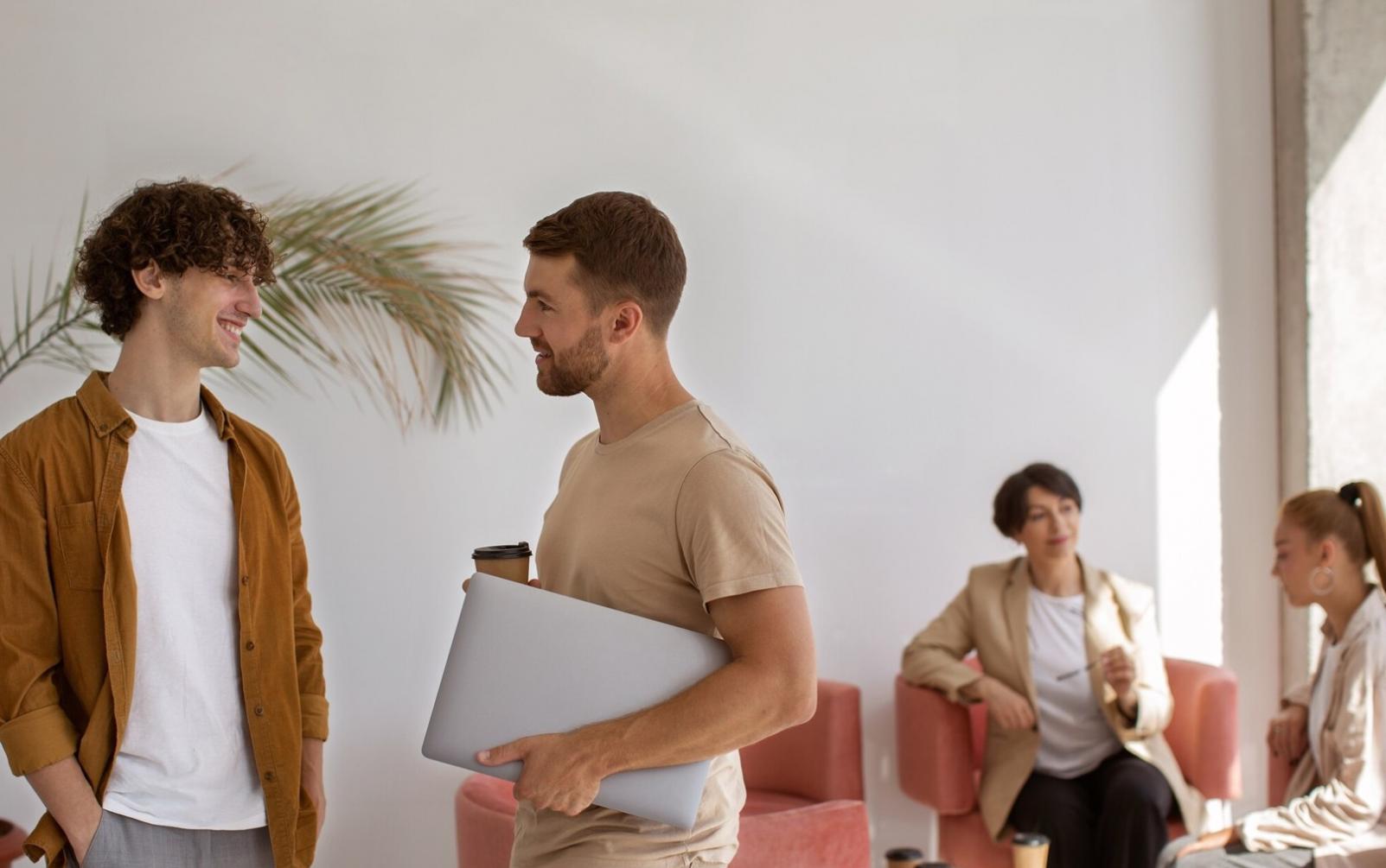 Menschen bei der Finanzberatung am Tisch mit Unterlagen