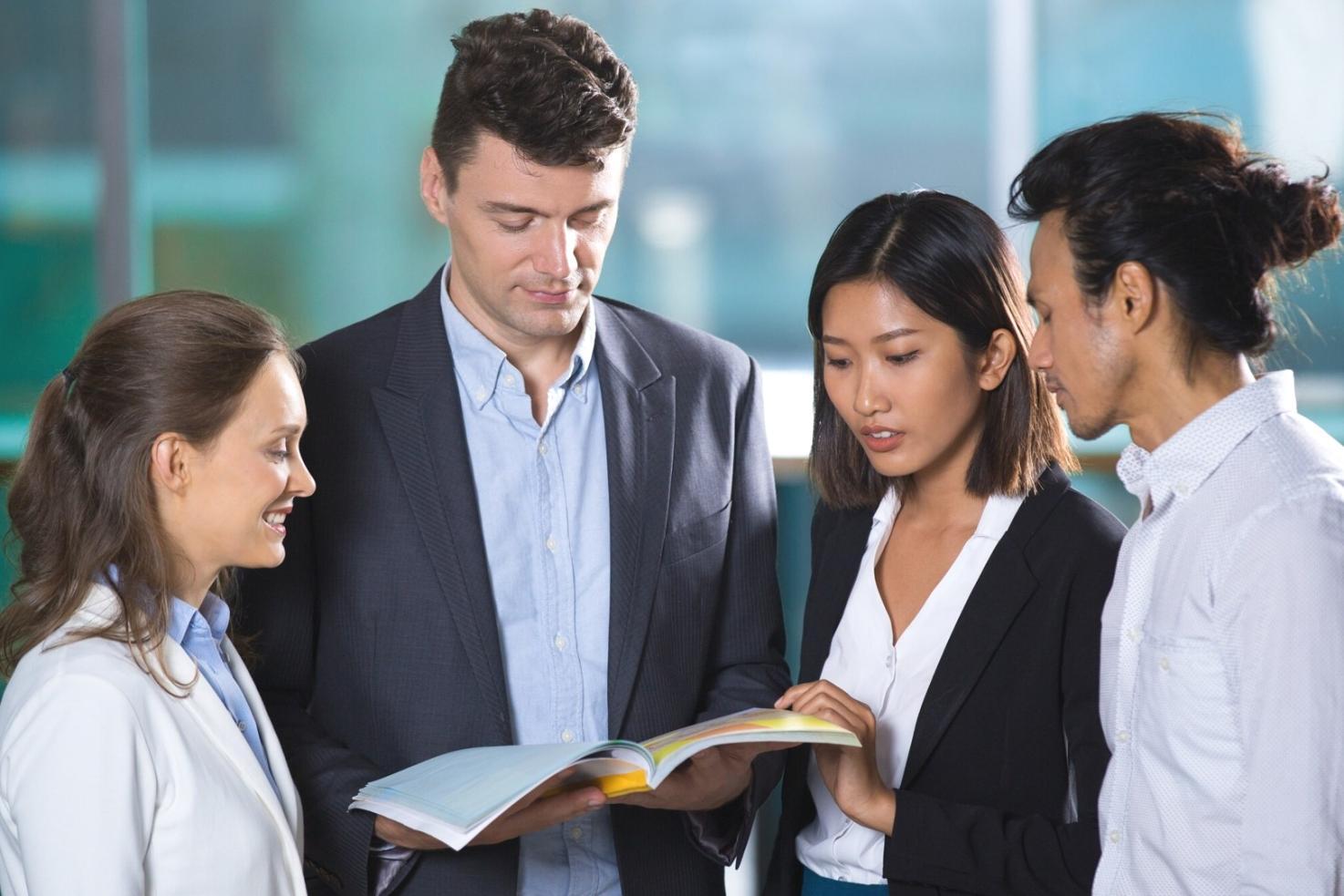 Finanzplanung Arbeitsplatz mit Dokumenten und Taschenrechner