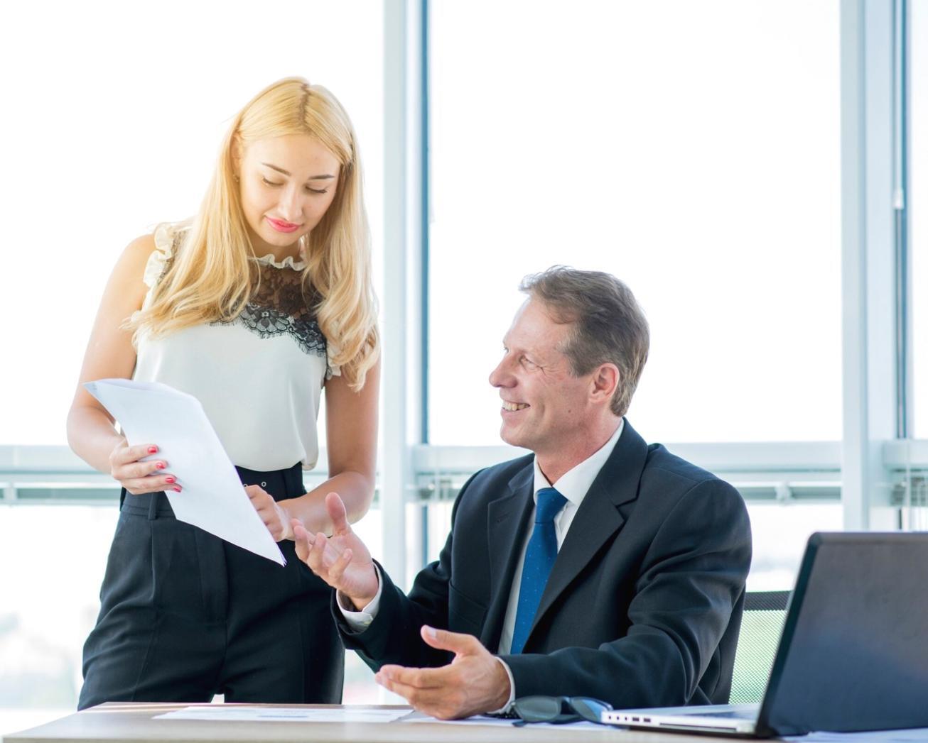 Teamarbeit bei der Finanzplanung mit Laptops und Dokumenten